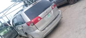 A picture of Toyota Siennna 08 first body pan 3Mz engine Chilling ac