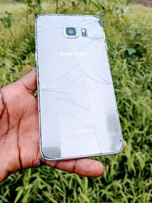 A picture of Samsung Galaxy s6 edge krek gb32 ram4 net4g iko vzr