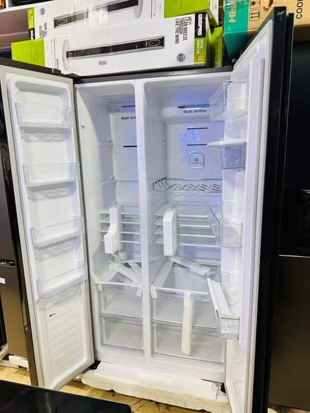 A picture of Hisense fridge side by side 670L gross capacity Frost free