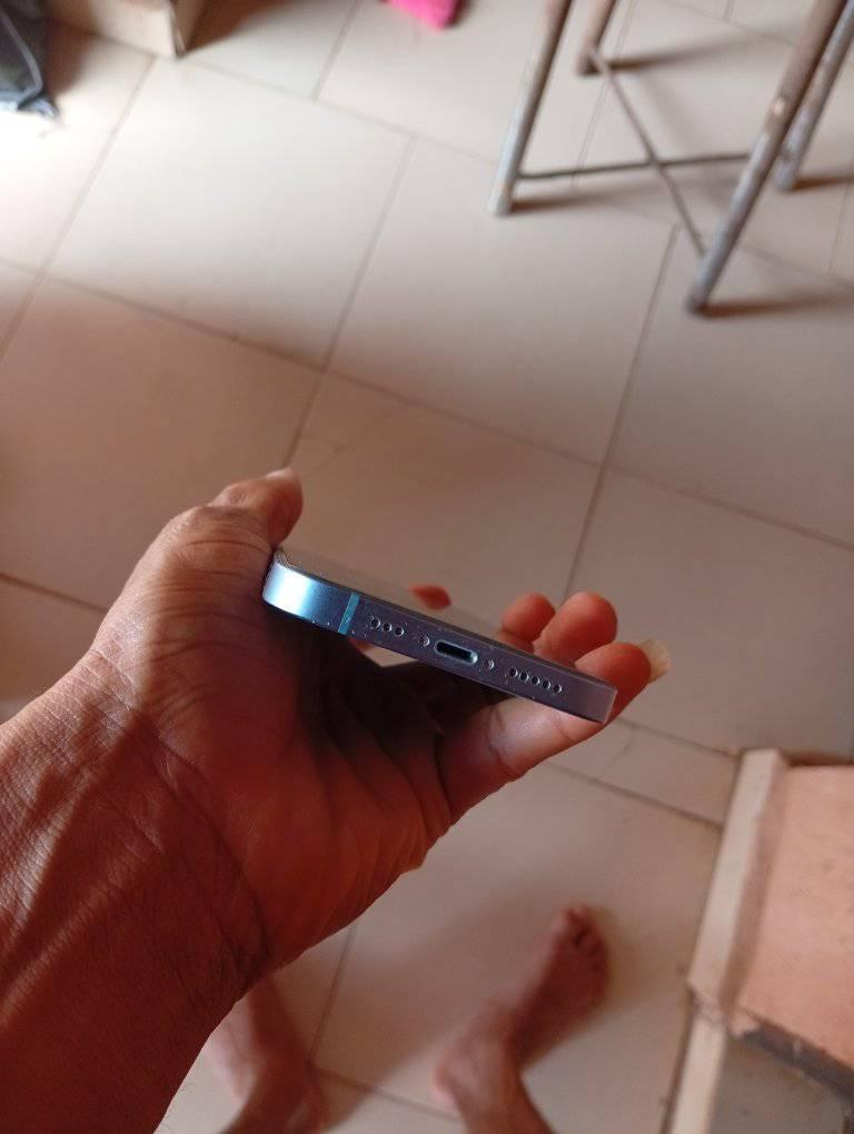 A picture of iPhone 14 but locked in iCloud
