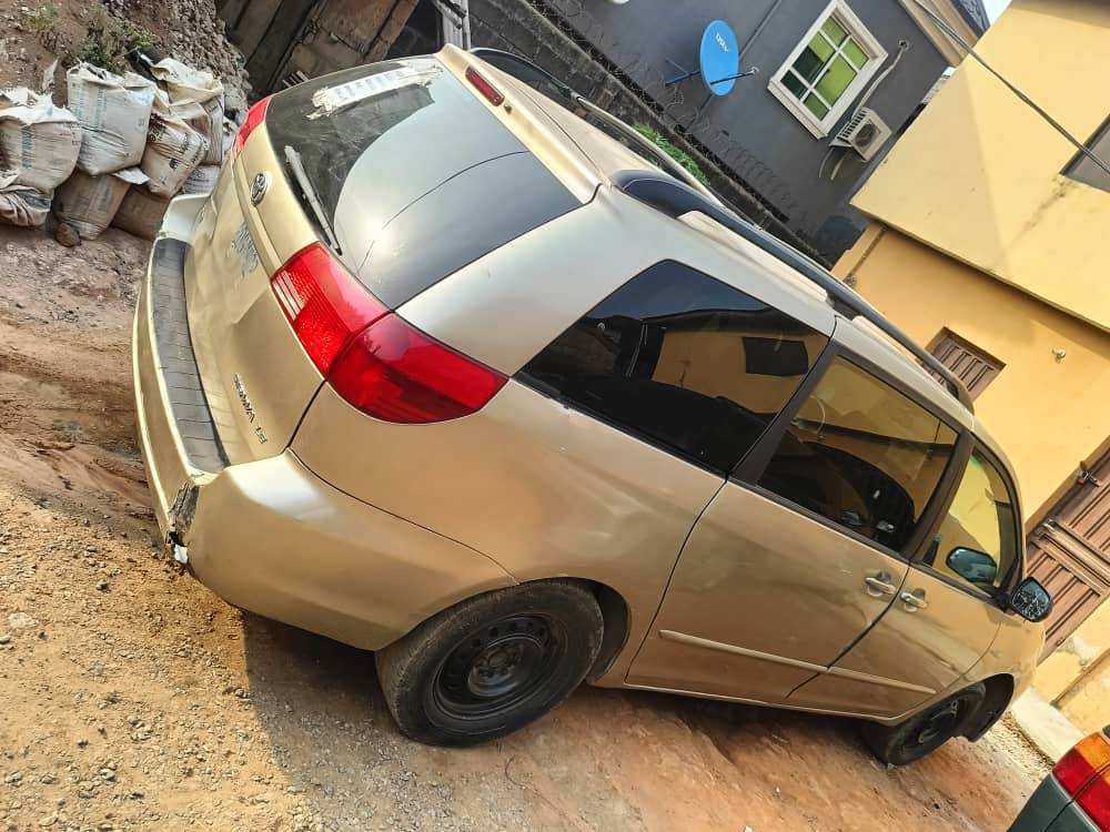 A picture of Toyota Sienna 2004 Model