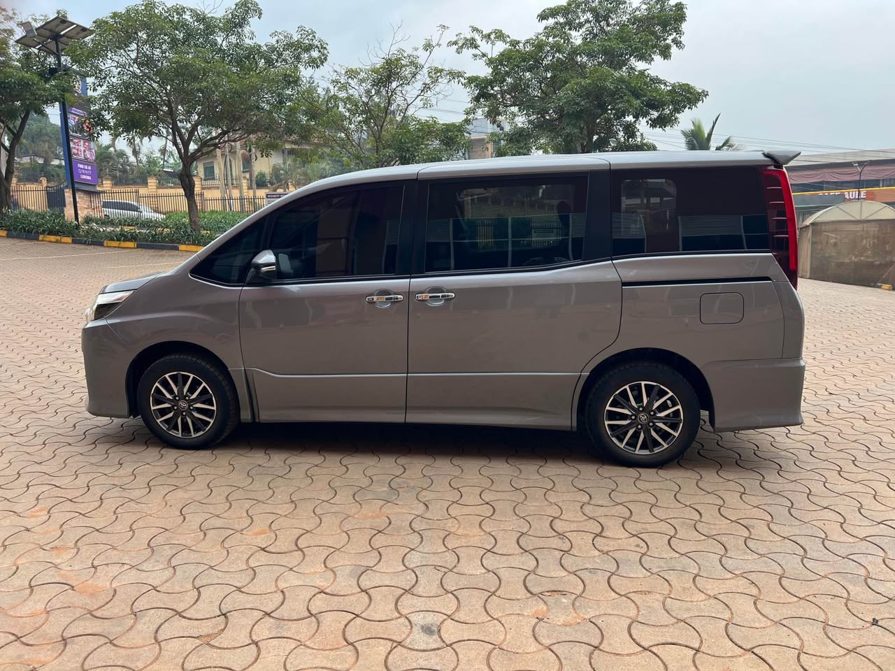 A picture of Noah model 2016 good mileage available