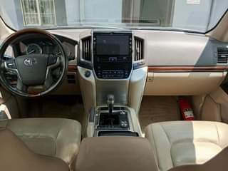 A picture of Toyota Land Cruiser Prado 2019