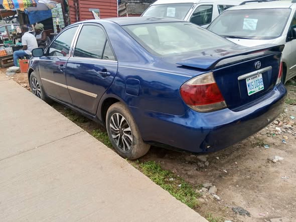 A picture of BIGGEST AWOOOOOOF BANGER 4 PLUGS LUGS ENGINE TOYOTA CAMRY 2005