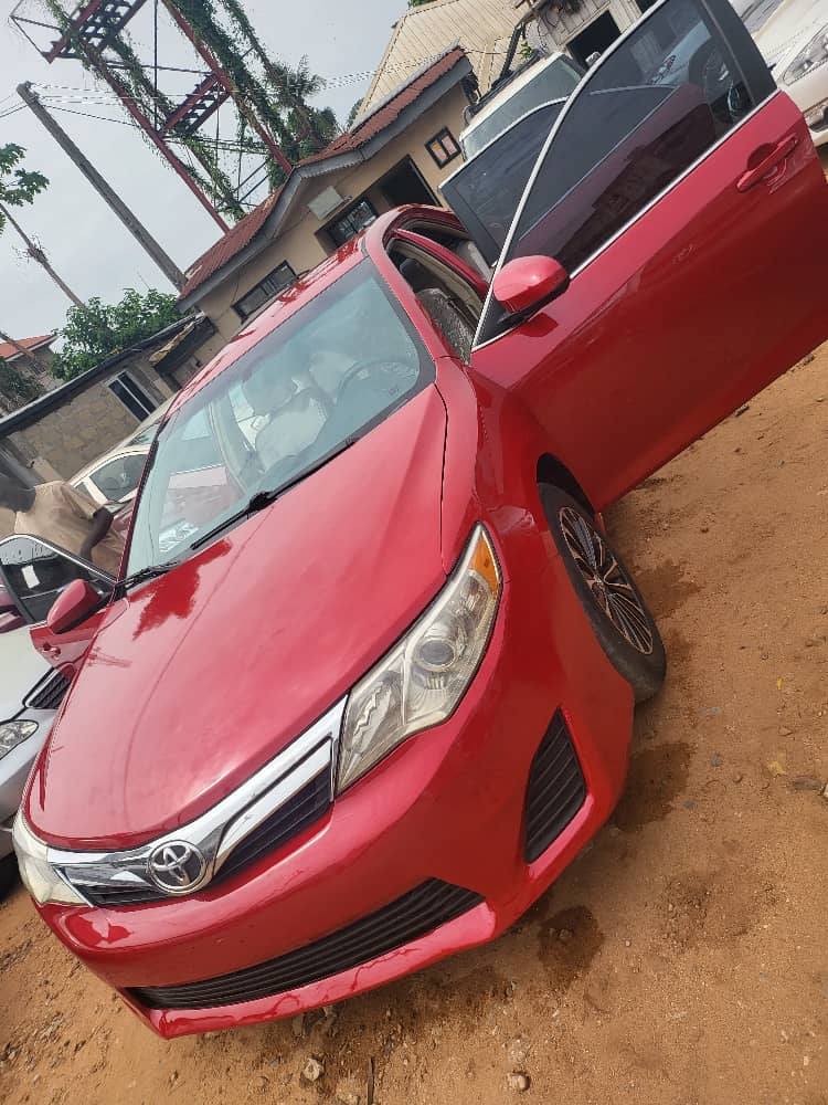 A picture of Toyota Camry 2014 model first body tokumbo location Onitsha everything