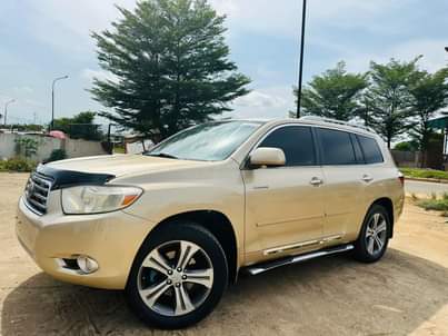 A picture of 2009 BRIEFLY DRIVEN TOYOTA HIGHLANDER LIMITED EDITION 100 PERCENT FIRST