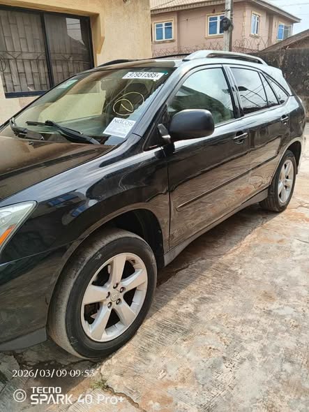 A picture of Toks Lexus rx 330 2004 model