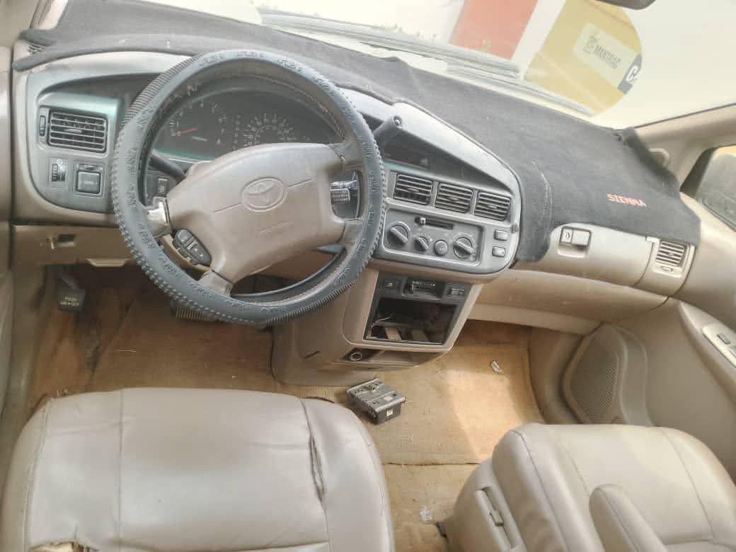 A picture of 1999 Sienna toyota