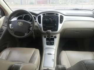 A picture of BELGIUM STANDARD 3 SEATER 2005 2006 MODEL AND TOYOTA HIGHLANDER