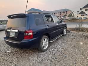A picture of DISTRESS SALE NOW Extremely super sharp 04 Toyota highlander 3seater