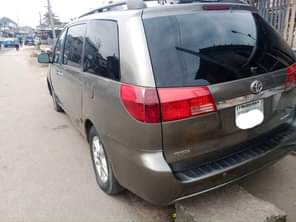A picture of Dealers buy clean 06 sienna 2 9m Clean interior Engine