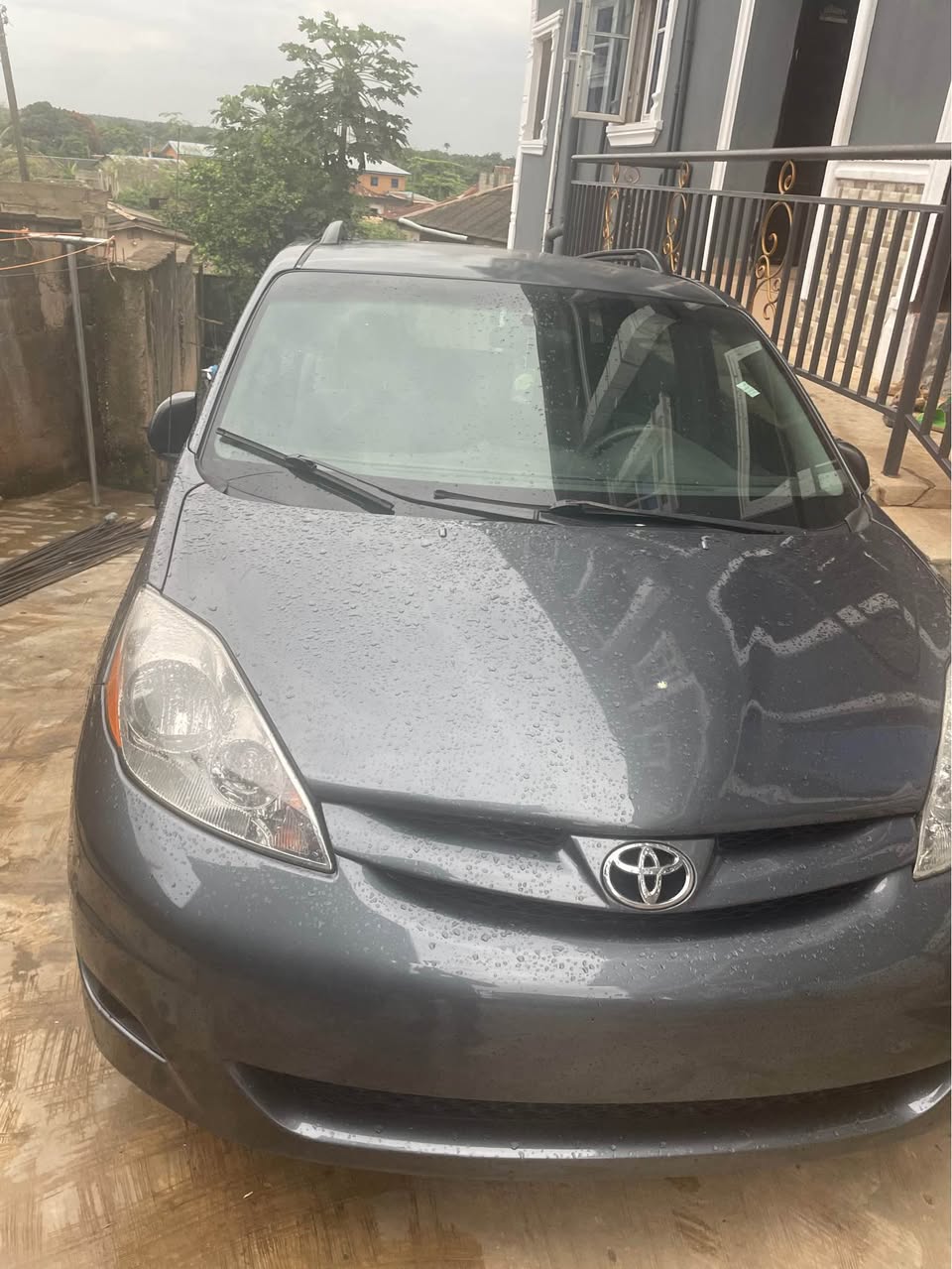 A picture of Toyota Sienna 06 tokumbo