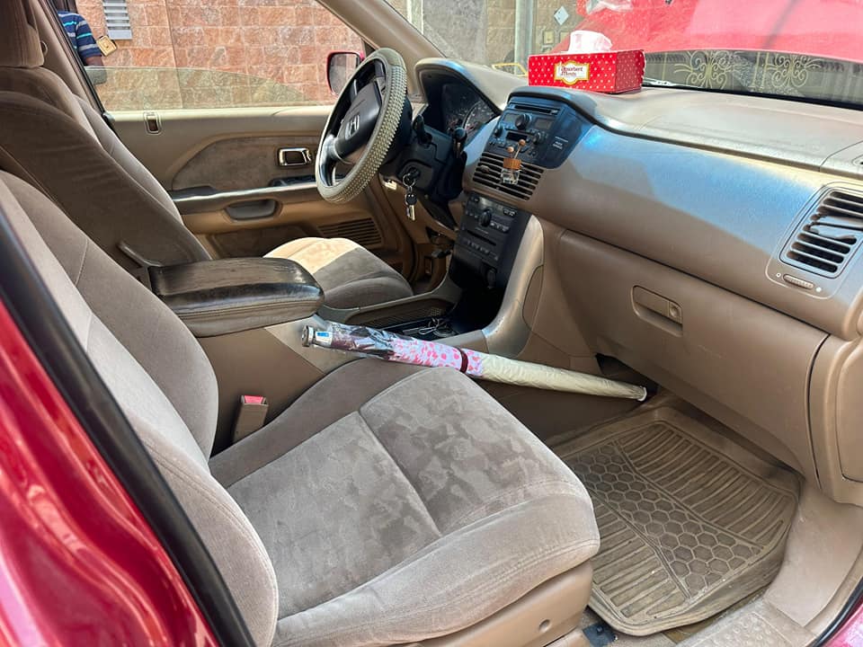 A picture of Honda Pilot year 2004 absolute pure body nothing to fix
