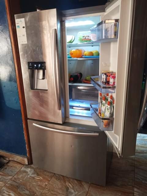 A picture of 697 litres Hisense fridge side by side with dispenser frost