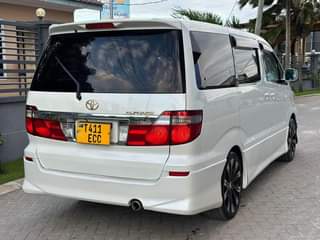 A picture of Toyota Alphard Model 2004