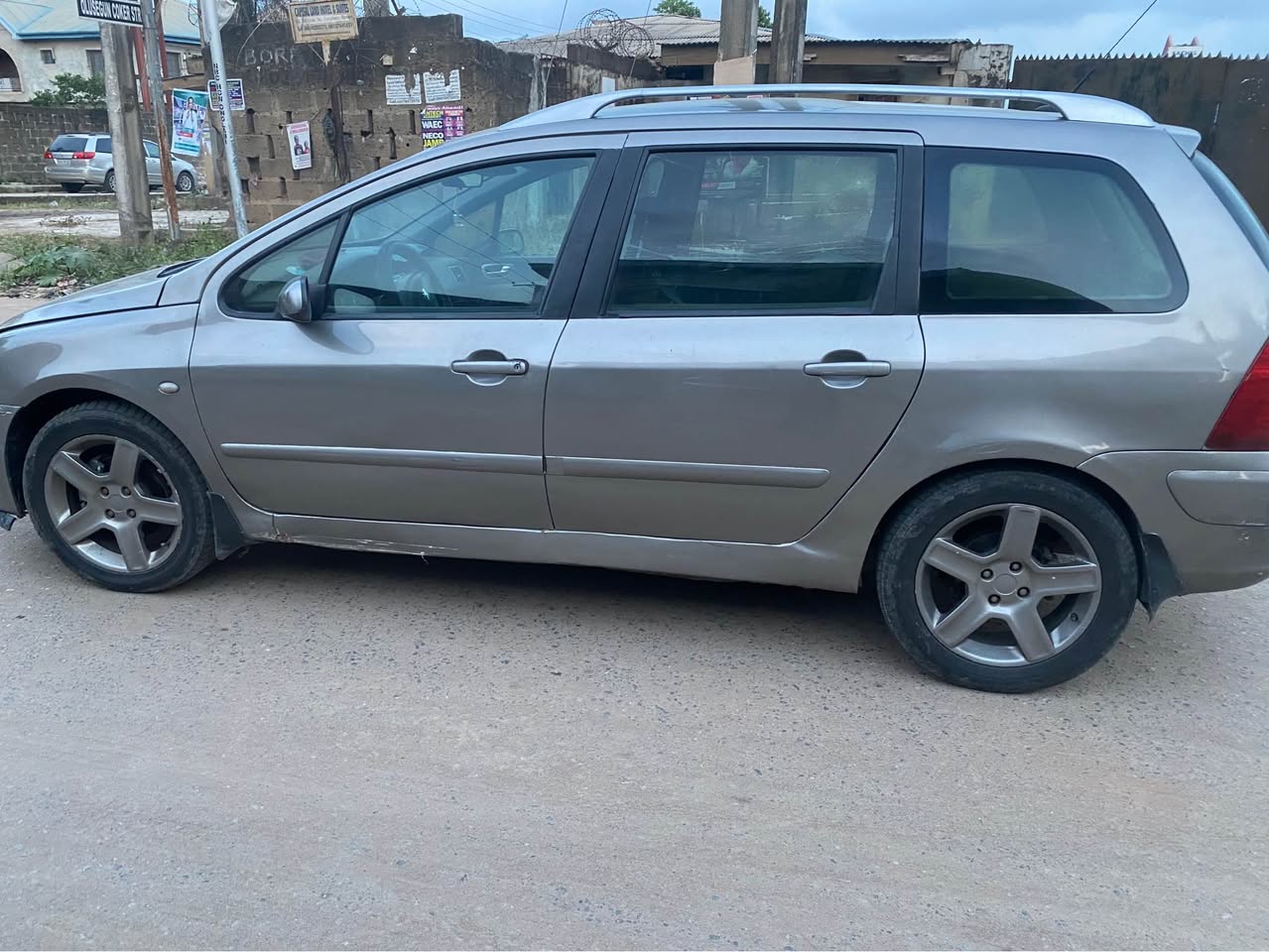 A picture of Peugeot 307 wagon manual