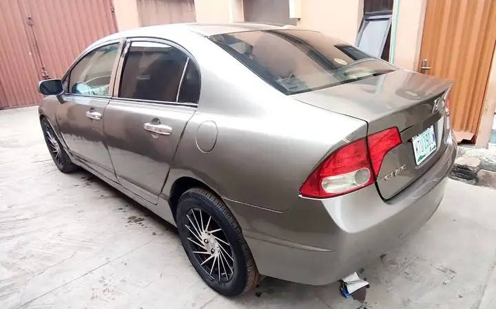 A picture of HONDA CIVIC 2008.