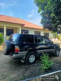 A picture of TOYOTA LAND CRUISER V8