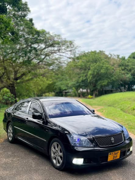 A picture of CROWN ATHLETE Year 2005 Fuel Petrol Engine 2490cc Mileage 89