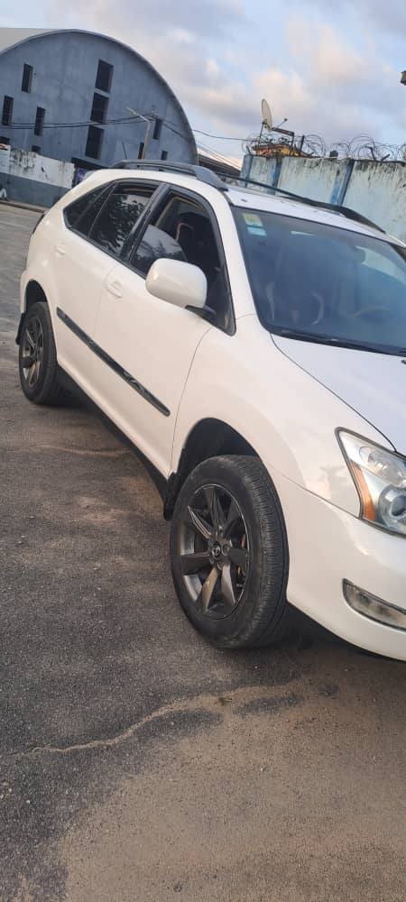 A picture of Lexus 330 06