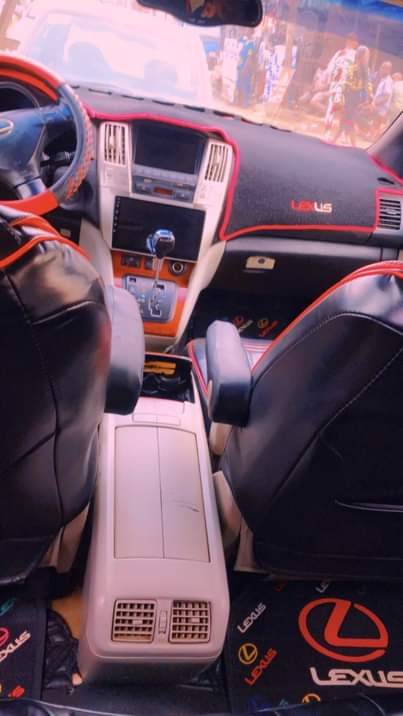 A picture of RX 330 06 model