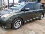 A picture of Toyota sienna 2014 XLE