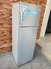 A picture of Nauza fridge nzuri midea offer lK 430k
