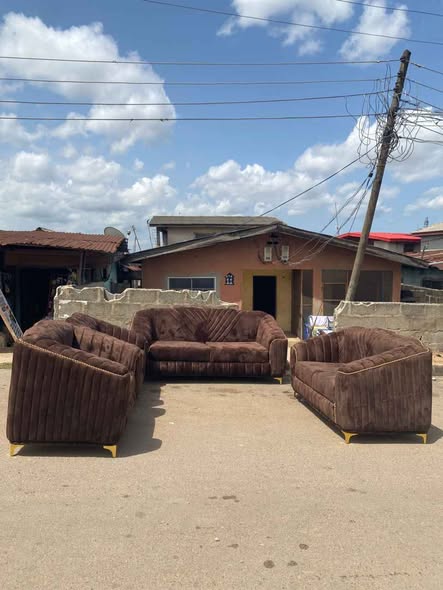 A picture of 7 seater chair