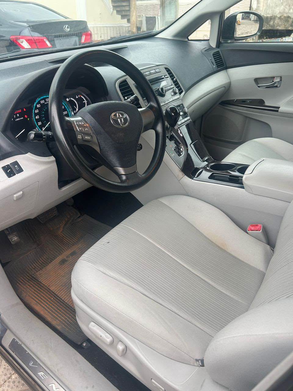 A picture of Very clean tokunbo venza 2010