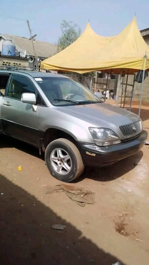 A picture of Rx300 2001