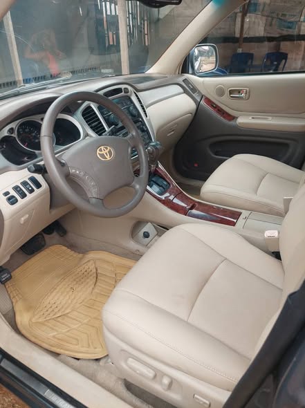 A picture of Toyota highlander 3 seater for sale