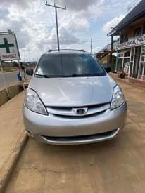 A picture of Toyota sienna 010