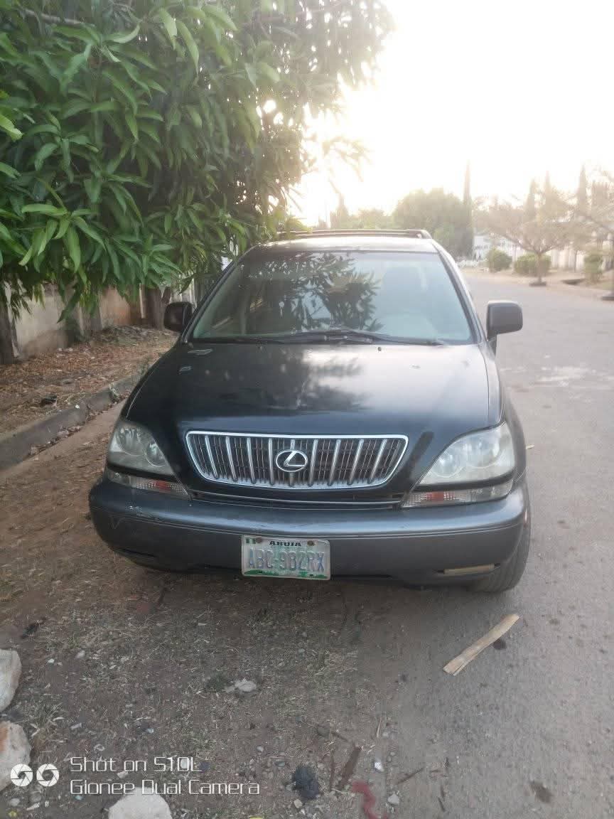 A picture of Lexus 300
