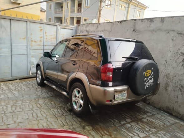 A picture of Toyota RAV4 2004 Pure first body