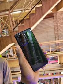 A picture of Samsung galaxy S20ultra 128GB slightly cracked