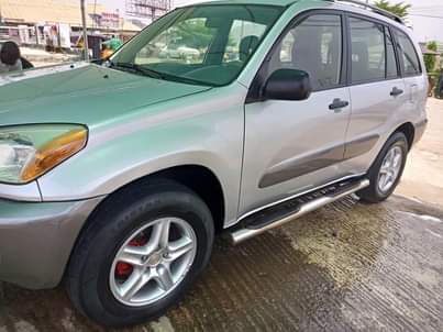 A picture of 2003 Toyota Rav4