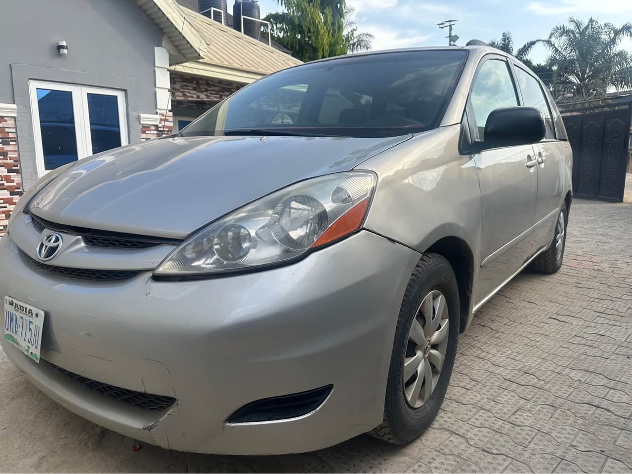 A picture of Sharp and good sound 2008 Toyota sienna with cooling AC