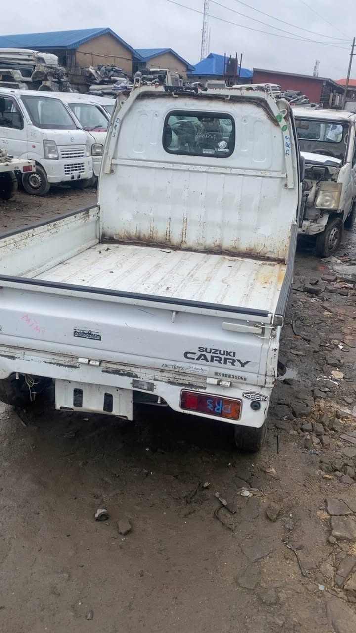 A picture of Old model suzuki truck