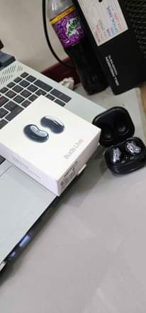 A picture of Samsung watch buds