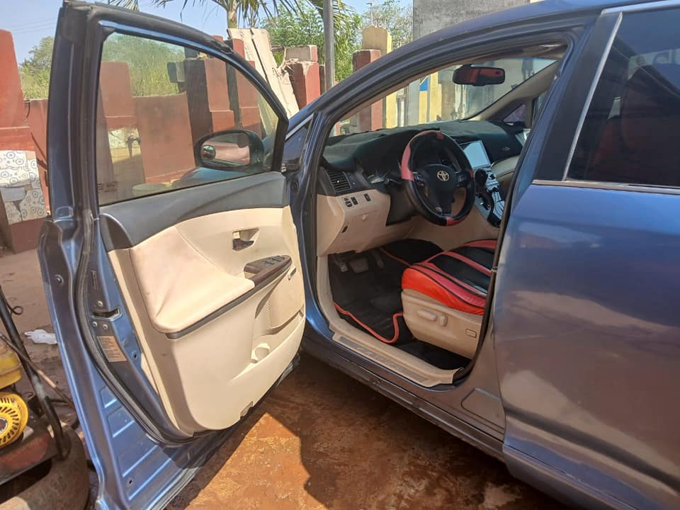 A picture of 2010 toyota venza in ilorin