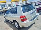 A picture of 2005 Toyota Highlander sound engine smooth transmission AC chilling remote