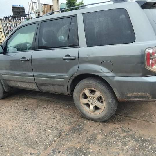 A picture of Honda pilot 2008 model 2022 on custom paper extremely clean