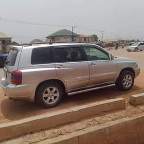 A picture of Toyota Highlander 2003 model untouch Engine and Gear perfect AC