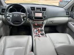 A picture of Buy and drive direct tokumbo Clean Toyota Highlander 2013 model