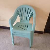 A picture of Nauza viti viko vitatu puff sofa stand na sink