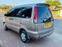 A picture of TOYOTA NOAH