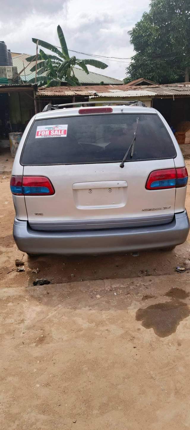 A picture of 2002 Toyota Sienna
