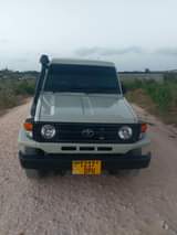A picture of Toyota land cruiser hardtop nauza million 40 maongezi kwenye gari