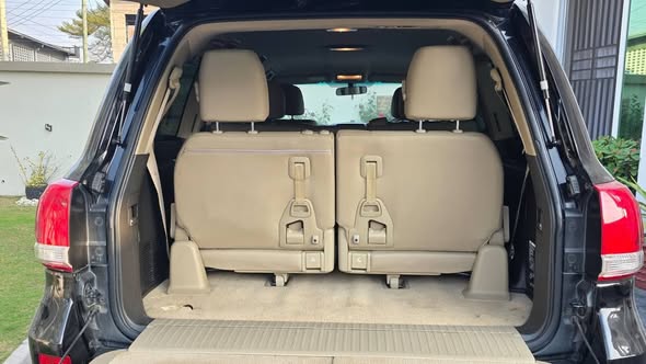 A picture of Land Cruiser seven seats