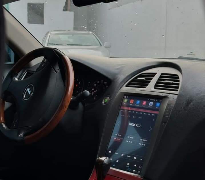 A picture of  2008 2010 Lexus ES350 Tesla infotainment system Moon roof